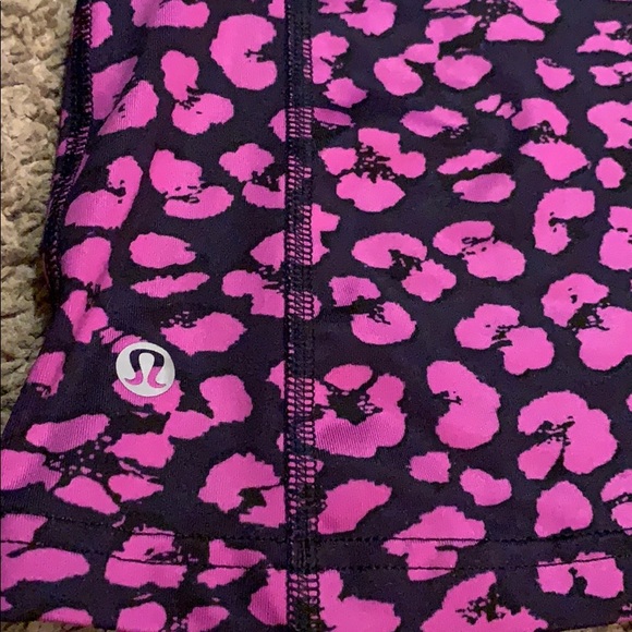 Lululemon top with built-in bra SZ 6 - Picture 6 of 8